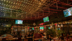 How Holiday Lighting Drives Foot Traffic for Chicago Restaurants